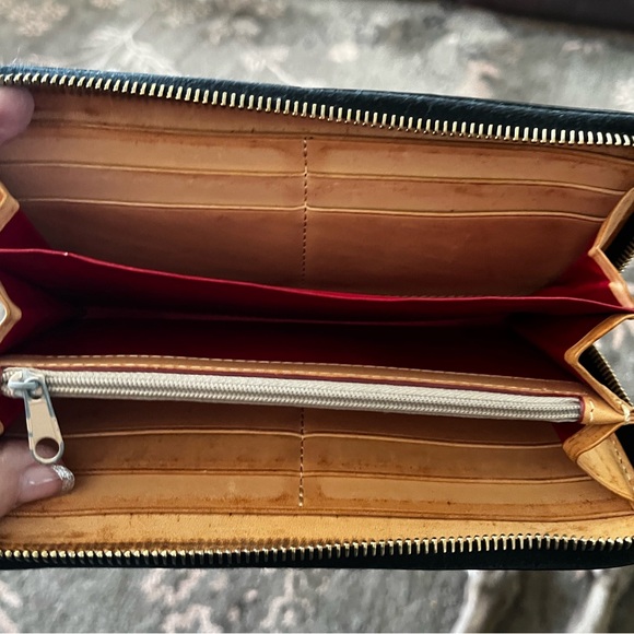 EUC Authentic Dooney&Bourke pebbled leather zip around wallet - Picture 5 of 5